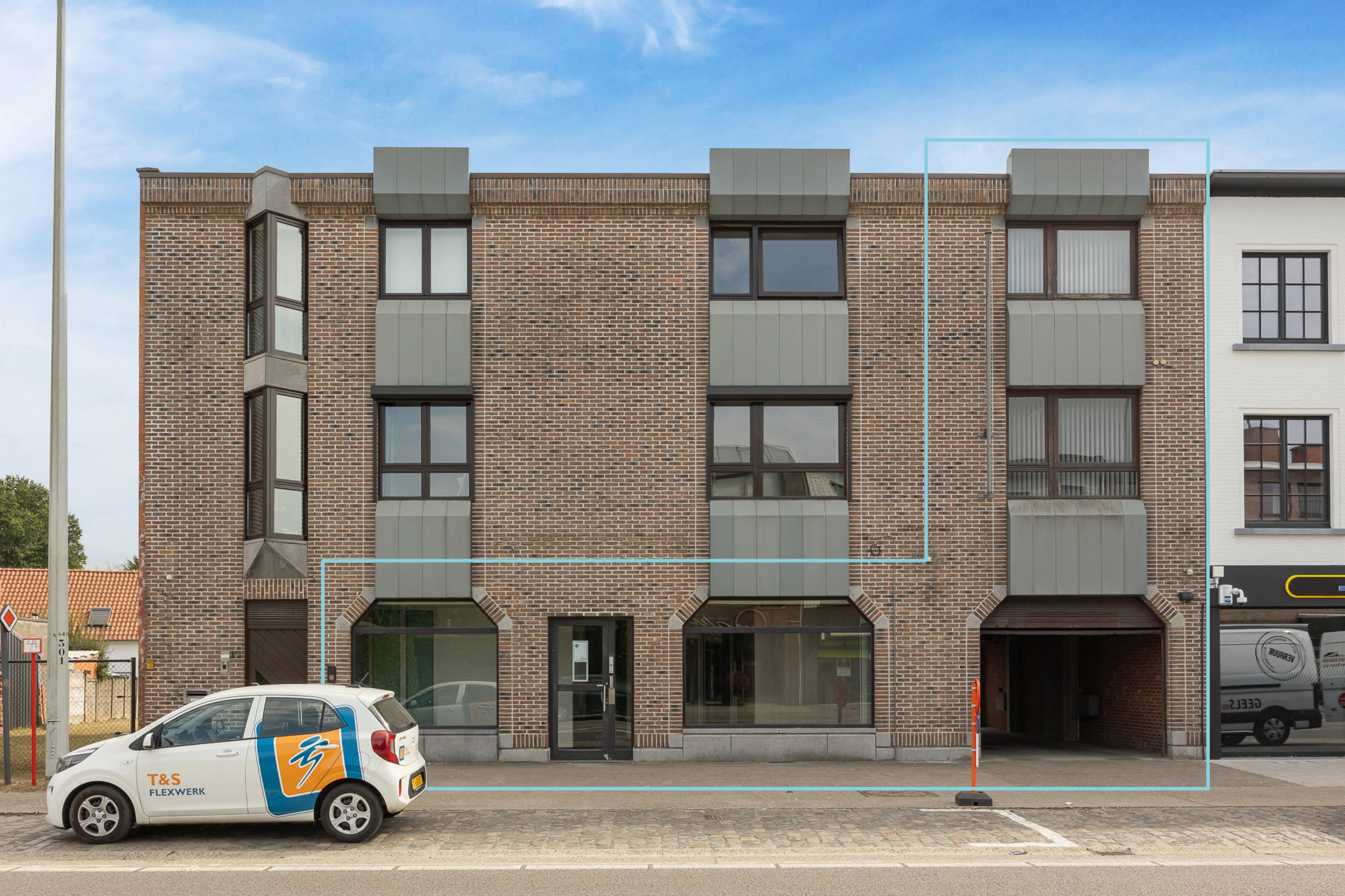 Voormalig bankkantoor met grote privé parking  - foto 1