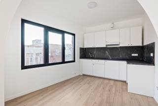 In de Pothoekstraat 89 te 2060 Antwerpen, op de hoek met de Lange Beeldekensstraat, bevindt zich dit prachtig gerenoveerde appartement van 82 m² met hoogwaardige afwerking. De woning combineert modern wooncomfort met een praktische indeling en duurzame materialen.

Het appartement beschikt over drie slaapkamers, een lichtrijke leefruimte, een keuken, een badkamer en een aangenaam terras.
Dankzij de betonconstructie geniet u van een solide bouwkwaliteit en extra geluidsisolatie. Bovendien zijn de ramen uitgerust met driedubbele beglazing, wat zorgt voor uitstekende isolatie en energiezuinig wonen.

De ligging is bijzonder gunstig: winkels, openbaar vervoer en alle dagelijkse voorzieningen bevinden zich op wandelafstand. Daarnaast bereikt u de Ring van Antwerpen en de E19 in slechts enkele minuten, wat zorgt voor een vlotte verbinding naar Brussel en andere steden.

Het appartement beschikt over aparte meters en wordt aangeboden aan een huurprijs van €1.290 per maand.