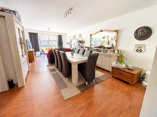 ZEER RUIM APPARTEMENT VAN 121 M2 MET GROOT TERRAS  VLAKBIJ GROEN <br />1 ste verd : geen lift  ruime living met veel lichtinval, moderne keuken, <br />nachthal, 2 slaapkamers waarvan 1 zeer ruim, ruime badkamer met ligbad en badmeubel<br />verder nog een groot terras van ongeveer 6 meter op 5 <br />EPC 197  ELEK CONFORM 