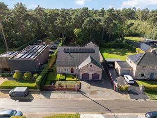 Dans une impasse, nous trouvons cette villa sur un terrain de 17 ares. La maison bénéficie d'un emplacement verdoyant avec un accès facile à l'E313...