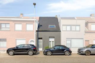 Bent u op zoek naar een instapklaar huis te koop in Schoten? Dit energiezuinige huis in de centrale Kruiningenstraat biedt een unieke kans om een kwalitatieve woning te kopen met een uitstekend wooncomfort en een gunstige ligging.<br /><br />We betreden het huis via de inkomhal. De hal leidt naar de badkamer, een aparte wasruimte en een gastentoilet. Aan de voorzijde ligt een eerste slaapkamer en achteraan bevindt zich de volledig uitgeruste keuken die naadloos overgaat in de lichte living met direct zicht op het ruime terras en de tuin van 135 m².<br /><br />Op de eerste verdieping bevinden zich 2 gezellige slaapkamers onder het geïsoleerde dak. De zolderverdieping biedt een praktische bergzolder die u uitstekend kunt gebruiken voor de nodige extra opslagruimte.<br /><br />Dit huis heeft een zeer gunstige ligging, nabij winkels, scholen en profiteert u van een uitstekende bereikbaarheid en mobiliteit. Dit is dé kans om een perfect onderhouden gezinshuis te kopen in Schoten.<br /><br />Bijzonderheden:<br />- Vlotte bereikbaarheid dankzij de centrale ligging in Schoten<br />- Energiezuinig & conform: Gunstig EPC-certificaat (B-label) en conforme elektriciteit <br />- Ruim terras met een diepe, groene tuin<br /><br />Bent u geïnteresseerd om dit vastgoed te kopen in Schoten? Aarzel dan niet om ons te contacteren. Had u graag een gratis schatting van uw eigendom via ons immokantoor? Bel ons voor een vrijblijvend gesprek of mail naar yannick.schnorbusch@dewaele.com<br /><br />Bestuursmaatregelen in het maatregelenregister: nee