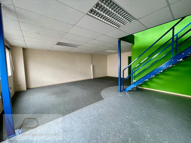 Magazijn (320m²) met kantoren (760m²) te huur op strategische locatie - foto 5