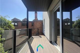 Algemeen<br />Dit verzorgd en karaktervolle appartement bevindt zich op de eerste verdieping met een aantrekkelijke ligging in het charmante Pittem. Dankzij de centrale situering bevinden tal van voorzieningen zich op korte afstand, zoals lokale handelszaken, scholen en eetgelegenheden. Bovendien zorgt de rustige omgeving in combinatie met de nabijheid van het centrum voor een aangenaam evenwicht tussen levendigheid en wooncomfort.<br /><br />Indeling<br />Bij binnenkomst wordt u verwelkomd in een ruime leefruimte die voldoende plaats biedt voor een comfortabele zithoek en een gezellige eethoek. Grote raampartijen versterken het ruimtelijke gevoel. Vanuit de leefruimte heeft u rechtstreeks toegang tot het terras, dat via een trap verbonden is met de achterliggende tuin. Dit zorgt voor een mooie overgang tussen binnen en buiten en biedt extra mogelijkheden om van de buitenruimte te genieten.<br />De keuken is uitgerust met nieuwe toestellen, waaronder een combi-oven. Verder beschikt het appartement over twee volwaardige slaapkamers die flexibel kunnen worden ingericht naargelang uw behoeften.<br /><br />Varia<br />Op het gelijkvloers bevinden zich zowel de overdekte parkeerplaats (carport) als een praktische wasplaats/bergruimte. Dit zorgt voor extra comfort en voldoende opslagmogelijkheden, zonder in te boeten aan ruimte in het appartement zelf. Daarnaast zijn er zonnepanelen aanwezig, wat bijdraagt aan een lager energieverbruik en resulteert in een gunstig EPC-label B.<br /><br />Troeven<br />* Terras en tuin<br />* 2 slaapkamers <br />* Energiezuinig (EPC B)<br /><br />Interesse in dit appartement? Neem snel contact op met Magali voor een bezoek.<br />T: 09 493 04 10<br />M: magali@gentill.be