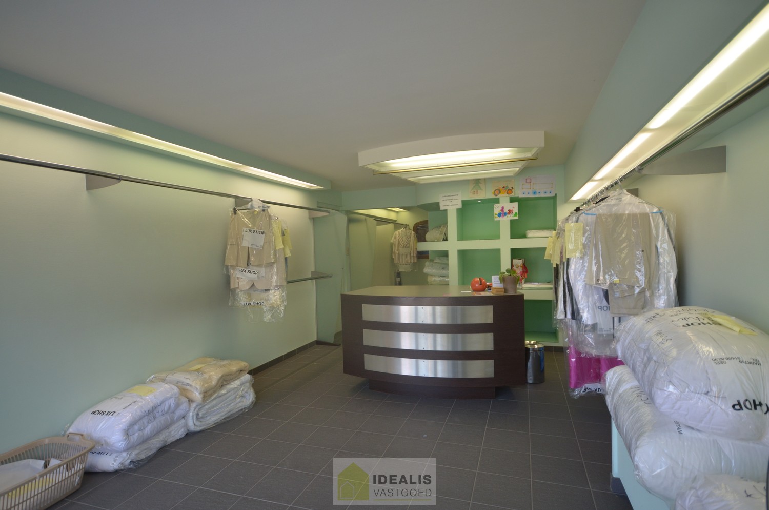 IDEALIS VASTGOED - Handelspand van +-185m² op een gunstige commerciële locatie, de Peltanusstraat te Pelt (Overpelt) met ruim voldoende parkeergelegenheid in de omgeving. - foto 4