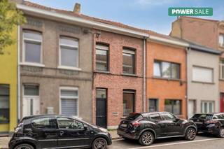 Bent u op zoek naar een ruime stadswoning met een praktische indeling en een gunstige EPC-score? Deze woning aan de Hamerstraat 36 combineert een centrale ligging in Mechelen met verrassend veel ruimte en diverse mogelijkheden voor gezinnen, thuiswerkers of wie extra kamers wenst.<br /><br />Indeling<br />Via de inkomhal betreedt u de woning. Voaraan bevindt zich een bureau, gevolgd door de zitplaats. Verder treffen we de eetplaats met aansluitend de keuken. Achteraan bevindt zich een berging met de verwarmingsketel en een apart toilet.<br /><br />Op de eerste verdieping beschikt de woning over een wasplaats, een badkamer en een slaapkamer.<br /><br />Via een vaste trap bereiken we de zolderverdieping waar zich een slaapkamer aan de voorzijde en een tweede slaapkamer aan de achterzijde bevinden. Daarnaast is er nog een extra zolderruimte ingericht als polyvalente ruimte, ideaal als hobbyruimte, bureau of extra slaapkamer.<br /><br />De woning beschikt bovendien over een kelder die kan benut worden als extra opslagruimte.<br /><br />Technische informatie<br />De woning behaalt een EPC-label C (214 kWh/m²), waardoor er geen renovatieverplichting geldt. De verwarming gebeurt via aardgas met een condenserende gasketel. Verder is de woning voorzien van dubbele beglazing in PVC-profielen. Elektrische installatie is conform en goedgekeurd. Het huis is asbestveilig.<br /><br />Buurtinformatie<br />De woning is gelegen in een aangename woonomgeving aan de rand van Mechelen, met een vlotte verbinding naar het stadscentrum, het station en de belangrijkste invalswegen richting Antwerpen, Brussel en Leuven. Winkels, scholen, openbaar vervoer en recreatiemogelijkheden bevinden zich in de nabije omgeving, waardoor deze ligging een ideale combinatie vormt van bereikbaarheid en dagelijks wooncomfort. <br /><br />Bent u op zoek naar een ruime woning met mogelijkheden op een goed bereikbare locatie in Mechelen?<br /><br />De eigendom wordt aangeboden via de Power-sale formule. Van 07/09/2026 om 09:00 tot 12/09/2026 om 12:00 kan u het huis op afspraak komen bezichtigen en een bod uitbrengen. De vermelde prijs is een instelprijs. Voor meer info, gelieve contact op te nemen met de dossierverantwoordelijke.<br /><br />Bestuursmaatregelen in het maatregelenregister: nee<br /><br />Deze AI-visualisaties zijn bedoeld als inspiratie. Er werd geen rekening gehouden met technische specificaties, stedenbouwkundige voorschriften of de concrete mogelijkheden tot realisatie.