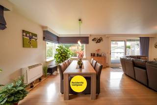 In een aangename en rustige woonwijk van Oostende bevindt zich deze alleenstaande woning die comfort, privacy en een uitstekende ligging perfect combineert. Hier geniet u van een groene, residentiële omgeving, terwijl het stadscentrum, winkels, scholen en het openbaar vervoer vlot bereikbaar zijn.<br /><br />De woning biedt een lichtrijke leefruimte aan de tuinzijde, voorzien van warmtepomp, een functionele keuken met aparte eetplaats en 3 volwaardige slaapkamers, ideaal voor gezinnen of wie extra ruimte wenst. <br /><br />Buiten vindt u een private tuin waar het heerlijk vertoeven is in alle rust — perfect voor ontspanning, spelende kinderen of gezellige momenten met familie en vrienden. De woning beschikt bovendien over een garage en oprit.<br /><br />Bent u op zoek naar een alleenstaande woning in Oostende waar rust, mooie ruimtes en bereikbaarheid hand in hand gaan? <br /><br />Bel ons op het gekende nummer om uw bezoek vast te leggen!