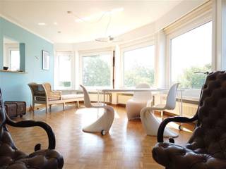 Uitzonderlijk gelegen appartement op de Floraliënlaan met een prachtig frontaal uitzicht op het Citadelpark vanaf de 7e verdieping. De originele renovatie zorgt voor een unieke sfeer met veel licht en rust.

Het appartement beschikt over twee ruime slaapkamers en twee gezellige terrassen, zowel aan de voor- als achterzijde. Dankzij de hoge ligging geniet je de hele dag van een open en luchtig gevoel. Het appartement beschikt daarnaast over een ruime kelder.

De locatie is ideaal: vlak bij het station, in een levendige en trendy buurt met nieuwe winkels en toch extreem rustig. Tramhalte om de hoek, dicht bij UZ Gent en op wandelafstand van het stadscentrum.

Maandelijkse kosten bedragen €135 (inclusief verbruik gas, water en het gemeenschappelijk onderhoud). Domiciliëring is noodzakelijk.