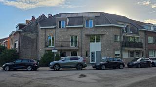 Ruim duplex appartement (94 m²) met 2 slaapkamers, terras en EPC B<br /><br />Wilgehoevestraat 29 bus 1 – 2180 Ekeren<br />Vraagprijs: €308.000<br /><br />Op een centrale ligging nabij het centrum van Ekeren bevindt zich dit verzorgde en lichtrijke duplex appartement van 94 m², gebouwd in 2008 en gelegen in een kleinschalig appartementsgebouw met slechts 4 appartementen.<br /><br />Het appartement combineert de ruimte en praktische indeling van een woning met het comfort van een appartement. Met EPC-label B (135 kWh/m²/jaar), 7 zonnepanelen uit 2024, een hoogrendementsketel uit 2022 en lage gemeenschappelijke kosten van slechts ca. €60 per maand beschikt het bovendien over heel wat interessante troeven.<br /><br />Indeling<br /><br />Gelijkvloers<br /><br />Via de inkomhal (ca. 4 m²) kom je binnen in het appartement. Hier bevinden zich een praktische berging (ca. 2 m²) en een apart toilet.<br /><br />De ruime en lichtrijke living van ca. 31 m² vormt het hart van het appartement. Aansluitend bevindt zich de open keuken van ca. 10 m², met rechtstreekse toegang tot het terras van ca. 12 m².<br /><br />Vanuit de living leidt de trap naar de bovenverdieping.<br /><br />Bovenverdieping<br /><br />Via de nachthal bereik je twee volwaardige slaapkamers van respectievelijk ca. 16 m² en 10 m².<br /><br />De ruime badkamer van ca. 8 m² is voorzien van een ligbad, aparte douchecabine en een badkamermeubel met dubbele wastafel.<br /><br />Aansluitend aan de badkamer bevindt zich een handige wasruimte van ca. 5 m², met plaats voor wasmachine en droogkast. Hier bevindt zich tevens het tweede toilet.<br /><br />Kelder<br /><br />Bij het appartement hoort een ruime private kelderberging van ca. 12 m², ideaal als extra opslag.<br /><br />Belangrijkste troeven<br />Bewoonbare oppervlakte: 94 m²<br />Bouwjaar 2008<br />Kleinschalig gebouw met slechts 4 appartementen EPC B – 135 kWh/m²/jaar<br />7 zonnepanelen uit 2024<br />Hoogrendementsketel uit 2022<br />Lage gemeenschappelijke kosten: ca. €60/maand<br /><br />Een interessante woonst voor wie op zoek is naar ruimte, comfort en ergiezuinigheid en lage vaste kosten op een centrale locatie in Ekeren.