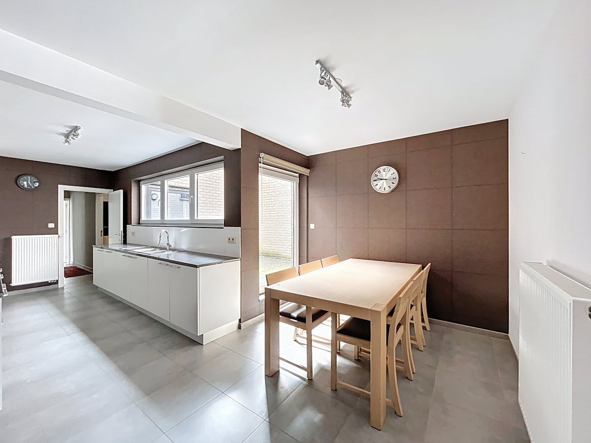 Appartement spacieux prêt à emménager à vendre sur le Markt à Eeklo - photo 5