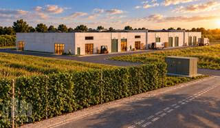 Op zoek naar een bedrijfsruimte waarin u meteen kan starten?<br /><br /><strong>Bedrijvenpark "Melkerie"</strong> biedt 16 instapklare KMO-units te koop, met oppervlaktes van 132 m² tot 389 m², samenvoegbaar tot grotere oppervlaktes.<br /><br />De casco magazijnruimte (brandklasse C) met een <strong>oppervlakte van 175 m²</strong> is opgebouwd uit een duurzame staalstructuur met geïsoleerde betonsandwichpanelen. Ze beschikt over een vrije hoogte van 7 meter, wat zorgt voor een optimaal gebruik van de ruimte.<br />De unit is standaard uitgerust met een afwerkingspakket elektriciteit, een automatische sectionale poort (4 m B x 4,5 m H) met een lichtstraat en geïntegreerde RWA-koepel met een slijtvaste geïsoleerde polybetonvloer. Enkele units zijn voorzien van een aparte toegangsdeur in combinatie met bovenlicht en/of grote raampartij. Tevens beschikt elke unit over een <strong>individuele regenwaterput van 20.000</strong>L. Op het dakdeel worden er zonnepanelen geplaatst met een piekvermogen van +/- 3600 Wp, verdeeld over 6 à 8 panelen.<br /><br />Deze duurzame bedrijfsgebouwen zijn geschikt voor zowel opslag als productie en bieden een ideale omgeving om te ondernemen.<br />Per magazijn zijn minstens<strong> twee privatieve parkeerplaatsen</strong> voorzien.<br />Het project ligt op een strategische toplocatie langs de Klerkenstraat (N301) te Houthulst, met een vlotte bereikbaarheid richting Diksmuide en de E40.<br /><br />Contacteer <strong>PANORAMA B2B</strong> voor extra informatie, plannen of een vrijblijvend plaatsbezoek via <strong>0476 215 115</strong>.