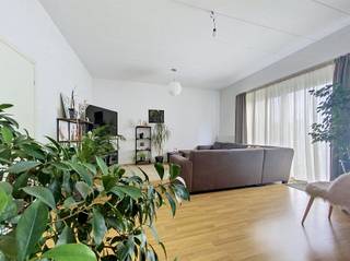 <p><span>Ruim 2 slaapkamer appartement met terras in centrum Brasschaat. </span></p><p><span> </span></p><p><span>Op de tweede verdieping van een klein en verzorgd appartementsgebouw pal in het centrum van Brasschaat is dit gezellige twee slaapkamer appartement gelegen. Je bent op wandelafstand van het park van Brasschaat, maar ook van het centrum met de vele winkels en toch krijg je op het appartement zelf een heel rustige en stille indruk.</span></p><p><span>Aan de achterzijde van het appartement bevinden zich de eetkamer voorzien van ingemaakte kasten en open keuken en de woonkamer op die toegang geeft tot het terras. Aan de straatkant vind je de badkamer met een bad + douchevoorziening, enkele lavabo, toilet en is voorzien van een aansluiting voor wasmachine.  Hiernaast vind je de 2 slaapkamers (+/- 16 m² &amp; +/-11m²).</span></p><p><span>Verder is er nog een gemeenschappelijke berging. </span></p><p><span> </span></p><p><span>Vaste kosten: geen</span></p><p><span> </span></p><p><span>Maak een afspraak via info@immogreenstar.be of via 03/633.12.29.</span></p><p><span> </span></p>