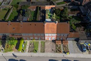 Op te knappen woning in rustige buurt, met stadstuin en 2 privé parkeerplaatsen<br /><br />INDELING<br /><br />Gelijkvloers<br />De inkomhal (6m²) leidt, langs een bureelruimte (7m²) en toilet, naar de woonkamer (34m²), waar achteraan nog een veranda is (8m²) en voldoende natuurlijke lichtinval binnenstroomt.<br />Aansluitend bevindt zich enerzijds de te renoveren keuken (6m²), en anderzijds het overdekt terras (19m²), deels afgesloten.<br /><br />De kelder (11.5m²) is te bereiken vanuit de woonkamer.<br /><br />Verdieping<br />Hier situeren zich 3 slaapkamers (10m² - 9m² - 9m²) en de badkamer (8m²), met bad, lavabo en toilet.<br /><br />2de verdieping<br />Een extra slaapkamer (18 m²) bevindt zich hier, naast de zolderruimte (8m²).<br /><br />Tuin<br />De charmante stadstuin geniet van de ochtend- en middagzon, en heeft achteraan een praktische berging.<br />Aan de woning bied het overdekt en verwarmd terras met zonnewering een mooi zicht op de tuin.<br /><br />BIJZONDERHEDEN<br />- EPC label D<br />- voorgevel: hoogrendementsglas<br />- achtergevel: houten schrijnwerk, enkel glas<br />- verwarming op gas<br /><br />POSITIEVE ASPECTEN<br />- leuke woning met charmant karakter en potentieel<br />- goede ligging: rustige buurt doch dichtbij de ring en het centrum<br />- gezellige tuin<br /><br /><em>Stedenbouwkundige inlichtingen in aanvraag</em>