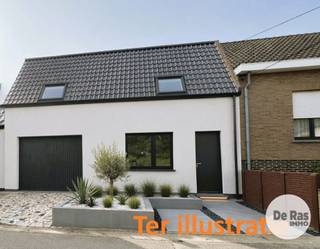 <strong>BALEGEM – Renovatieproject met uitbreidingsmogelijkheden en zuidgerichte tuin. </strong><br /><br />De woning is gelegen in een rustige en aangename buurt, met een vlotte verbinding naar belangrijke invalswegen. Bovendien bevinden het station, scholen, openbaar vervoer en winkels zich in de nabije omgeving.<br /><br />Deze woning maakt deel uit van een afsplitsing, waarbij het naastgelegen stalgebouw en de garage zullen worden afgebroken voor de realisatie van een nieuwbouwwoning. Dit creëert extra ruimte en biedt tal van mogelijkheden voor de renovatie en herinrichting van het bestaande pand. Voor deze eigendom werden reeds plannen uitgewerkt door een architect, waarbij een uitbreiding van het woonvolume voorzien is (zie simulatiefoto). Deze plannen zijn louter indicatief en dienen als inspiratie: u bent volledig vrij om uw eigen visie te realiseren. Indien u verkiest om de bestaande volumes te behouden en binnen de huidige structuur te renoveren, is dit uiteraard eveneens perfect mogelijk. In de huidige toestand beschikt de woning over 2 slaapkamers, geen badkamer aanwezig. <br /><br /><br />Bovendien kan er professioneel renovatieadvies worden verstrekt door een ervaren aannemer, die u kan begeleiden bij de uitwerking en realisatie van uw renovatieplannen.<br />De woning is vandaag voorzien van een woonkamer met aansluitende eetkamer, keuken, inpandige garage/berging en twee slaapkamers. Een absolute troef is de mooie, zuidgerichte tuin. Aan de voorzijde is er bovendien de mogelijkheid om extra parkeergelegenheid te creëren.<br /><br />Interesse? Contacteer ons voor meer info of een bezoek: 053/60.65.60.