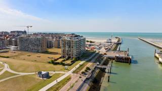 Occupying the entire eighth floor, this exceptional residence of approximately 258 m² offers panoramic views over the North Sea, the beach and the dunes.<br /><br />The generous living space, expansive windows and multiple terraces create a unique combination of space, natural light and outdoor living. The master suite provides peace and privacy, while the flexible layout allows for additional bedrooms or rooms to be created. A separate studio with its own kitchen and bathroom further enhances the property's versatility, offering an ideal space for guests, family members or independent use.<br /><br />Ideally located in the heart of Nieuwpoort-Bad, within walking distance of the beach, marina and all amenities. A rare coastal residence where space, privacy and breathtaking views come together.<br /><br />Layout:<br />The residence comprises a spacious living area with fireplace, dining room and kitchen, several terraces, a master suite with private bathroom, and a flexible space that can be configured as additional bedrooms or a home office. In addition, the property features a fully self-contained studio with its own kitchen and bathroom. Two private basement storage units and a bicycle storage area complete the property.<br /><br />Key features<br />Entire floor<br />Panoramic sea views<br />Space & flexibility<br /><br />Interested or would you like to arrange a viewing? Contact Arthur at arthur@vlaemynck.be or +32 58 77 77 10.