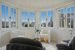 Instapklaar duplexappartement (125 m²) met zicht op de kaai in Nieuwpoort-Stad<br />Bent u op zoek naar een luxueuze uitvalsbasis in het hart van Nieuwpoort-Stad? Dit duplexappartement uit 2014 combineert een hoogwaardige afwerking met een uitstekende ligging. Het middelpunt van de woning is de riante leefkeuken met kookeiland en kwalitatieve inbouwtoestellen. <br />Dankzij de grote raampartijen in de erker geniet u van een prachtige lichtinval en een rustgevend uitzicht. Op de tweede verdieping bevindt zich een indrukwekkende master suite van, compleet met maatwerk-inbouwkasten, een ruime dressing en een moderne en-suite badkamer. Met een gunstig EPC-label B (118 kWh/m²) en vloerverwarming geniet u hier van een zorgeloze, energiezuinige woonervaring zonder renovatieplicht.<br />Uw troeven op een rij:<br />- Toplocatie: Centraal gelegen nabij de markt en de sfeervolle kaai.<br />- Master suite: Een oase van rust met dressing (14 m²) en en-suite badkamer.<br />- Luxe kookbeleving: Volledig uitgerust met o.a. stoomoven, koffiemachine en inductie.<br />- Energiezuinig wonen: EPC-label B, vloerverwarming en geen renovatieverplichting.<br />- Buitenruimte: Gezellig terras (6 m²) voorzien van wateraansluiting en verlichting.<br /><br />Optioneel: Mogelijkheid tot aankoop van een ruime inpandige garage (19 m²) op het gelijkvloers, uitgerust met automatische poort en directe toegang via de lift.<br /><br />KIJKDAG zaterdag 1/8 van 10u tot 12u (inschrijven via residentievastgoed.be)<br />(Ref. NI27678)