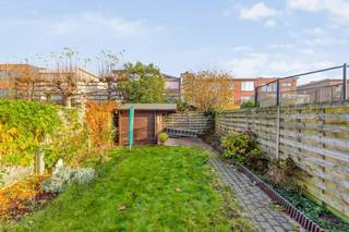 <p><span><strong>EERSTE KIJKMOMENT op zaterdag 06/12. </strong>Contacteer Frederik voor een afspraak op het rechtstreeks nummer 0468 15 17 75 of mail naar Frederik@bellesvastgoed.be. Tot snel!</span></p><p> </p><p>Deze <strong>instapklare woning</strong> met 4 slaapkamers, garage en tuin vinden we in een <strong>rustige woonwijk</strong> dichtbij centrum Edegem en Hove. Verschillende winkels, horeca, scholen, openbaar vervoer en invalswegen zijn vlakbij. De woning is <strong>energiezuinig</strong> met EPC <strong>label B: dak geïsoleerd, hoogrendementsglas, verwarming met gascondensatieketel,... Het EPC dateert nog van voor de vernieuwingen: zonnepanelen</strong>, <strong>muurisolatie</strong>, <strong>nieuwe deuren</strong>, thuisbatterij,...</p><p> </p><p>We betreden de woning via de <strong>inkomhal</strong> met <strong>gastentoilet</strong>. Meteen links bevindt zich de <strong>garage</strong> met achterliggende <strong>berging</strong>/technische ruimte. Op het gelijkvloers situeert zich een eerste <strong>slaapkamer/bureau</strong>/thuiskantoor/studio/hobbyruimte van ca. 16m² met zicht op de tuin. Er is een <strong>nieuwe badkamer</strong> met ligbad en lavabo met aansluitend de wasberging. De zonnige en onderhoudsvriendelijke tuin beschikt over een handig <strong>tuinhuis</strong>.</p><p> </p><p>Op de eerste verdieping is de ruime <strong>woonkamer</strong> met aansluitend een zeer lichtrijke <strong>veranda</strong> met zicht op de tuin. Deze ruimte kan worden afgesloten met de recente harmonicadeuren. Met de buitentrap is de tuin van hieruit ook makkelijk bereikbaar. De <strong>nieuwe keuken</strong> werd uitgerust met de nodige inbouwtoestellen: vaatwas, oven, combi-oven, koelkast, vriezer, inductiekookplaat en dampkap. </p><p> </p><p>Op de tweede verdieping zijn er <strong>3 volwaardige slaapkamers</strong> (ca. 14m², 12m² en 8m²). Een <strong>tweede badkamer</strong> bevindt zich hier en werd voorzien van inloopdouche, lavabo en toilet.</p><p> </p><p><strong>Bijzonderheden: </strong>overal <strong>elektrische rolluiken</strong>, elektrische garagepoort, netwerkaansluitingen doorheen hele woning, <strong>elektriciteit conform, </strong>kindvriendelijke wijk,...</p><p> </p><p>Tot binnenkort! </p>