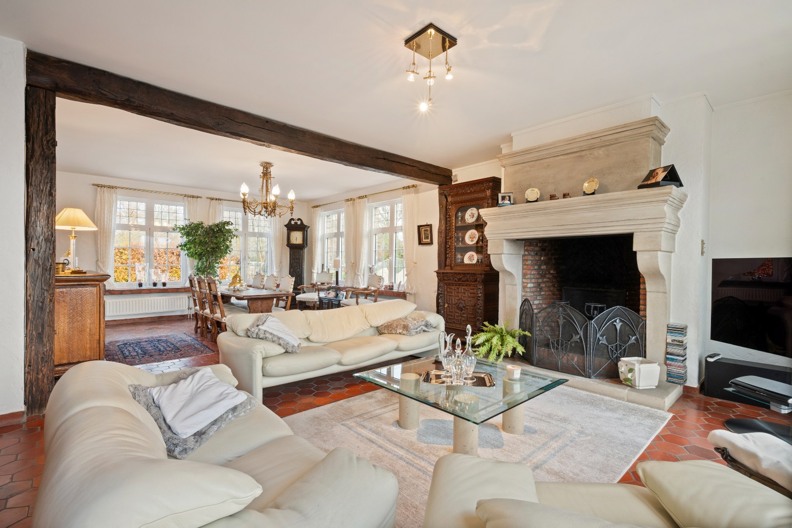 KWALITATIEF AFGEWERKTE VILLA IN RUSTIGE WIJK MET EPC B (172), 4 SLPKS, DUBBELE GARAGE EN 325M² BEW. OPP. - foto 4