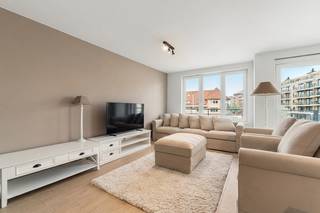 <p>Te koop: stijlvol appartement in het centrum van Koksijde, op de Koninklijke Baan, nabij zee, duinen en openbaar vervoer.</p>

<p> </p>

<p>Dit appartement, gebouwd in 2015 en volledig gerenoveerd in 2024, combineert modern comfort met een uitstekende ligging in de toeristische zone. Geniet van twee ruime terrassen met vrij zicht, en de mogelijkheid om een dubbele staanplaats in de residentie aan te kopen. De energiezuinige A-label woning biedt een frisse, eigentijdse afwerking en een praktische indeling.</p>

<p> </p>

<p>Belangrijkste ruimtes:<br />• Lichte woonkamer met toegang tot het terras en open zicht<br />• Moderne keuken met kwaliteitsapparatuur<br />• Twee slaapkamers, beide met voldoende lichtinval<br />• Badkamer met douche en wastafel<br />• Apart toilet<br />• Berging voor extra opslag<br />• Inkomhal met vestiaire<br />• Twee terrassen, ideaal voor buitenmomenten</p>

<p> </p>

<p>Troeven:<br />• Optie tot aankoop dubbele staanplaats in de residentie<br />• Volledig gerenoveerd in 2024<br />• Twee terrassen in een jong gebouw (2015)</p>

<p> </p>

<p>Neem vandaag nog contact op met je ERA-makelaar voor een bezoek.<br />058 51 23 23 ou sur christian@eraservimo.be</p>

<p> </p>

<p>JOUW DROOMAPPARTEMENT. ZO GEVONDEN!</p>
