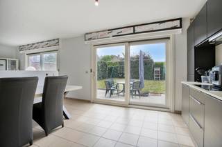 Are you looking for a family home in a quiet location without sacrificing accessibility? Then this house in the Magerstraat in Heule is definitely worth a visit.<br /><br />The house is located in a pleasant and child-friendly neighborhood, a short distance from shops, schools, public transport and many other facilities. In addition, you will enjoy a smooth connection to the center of Kortrijk and the main access roads, which ensures an ideal combination of peace and accessibility.<br /><br />Layout:<br />Ground floor:<br />- Entrance hall with guest toilet<br />- Bright living space with large windows<br />- Installed open kitchen<br />- Spacious garage<br />- Basement, ideal for extra storage <br /><br />First floor:<br />- 3 full bedrooms<br />- Bathroom with bath, shower, toilet and sink<br />- Attic floor, ideal as extra storage space<br /><br />As an extra asset, the house has a pleasant garden, where you can relax and enjoy the outdoors in peace.<br /><br />In short, a well-kept family home with a practical layout, lots of comfort and an excellent location in the popular Heule.<br /><br />Would you like more information about this property or would you like a site visit? Contact Alissia Dewitte (0472 18 64 21 - alissia.dewitte@dewaele.com)<br /><br /><br />This property is subject to the renovation obligation imposed by the Flemish government for residential buildings (unless demolished within 5 years of purchase). For more information, consult the website of the Flemish Energy and Climate Agency at https://www.vlaanderen.be/een-woning-kopen/renovatieverplichting-voor-residentiele-gebouwen<br /><br />Register of measures: no