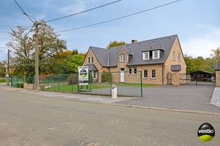 Tijdloze, ruime villa op een rustige landelijke locatie  - Kellensstraat 3 – Henis (Tongeren)Ontdek deze ruime en tijdloze villa, prachtig gelegen in...