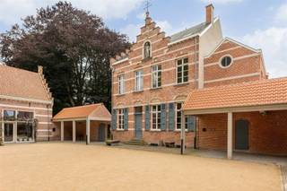 <p><span>Monumentaal kloostergebouw gelegen in de dorpskern van Meer - Hoogstraten </span></p><p><span>Dit prachtige historische monument werd bouwkundig gerenoveerd en biedt vele mogelijkheden voor een combinatie van wonen en werken.</span></p><p><span>Indeling<br />Het gelijkvloers biedt ruimte voor royale en lichte woonruimtes zoals een keuken en eetkamer alsook een living en daarnaast een aparte vleugel met mogelijk een kunstgalerij, winkel of kantoorruimte. Op de eerste verdieping kunnen meerdere slaapkamers of "Bed and Breakfast kamers" worden ingericht en op de zolderverdieping kan een prachtig loftappartement worden gerealiseerd. </span></p><p><span>Mogelijkheden<br />Binnen de herontwikkeling van deze historische locatie werd dit gebouw bestemd tot een combinatie van wonen en werken en zijn er mogelijkheden voor B&amp;B, galerij of atelier, etcetera. </span></p><p><span>Bijzonderheden<br />Het eigendom omvat het hoofdgebouw van de kloostersite met bijbehorende tuin en vier parkeerplaatsen. </span></p><p><span>Voor inlichtingen, neem contact op met Arthur Rodenburg op gsm 0473311709.</span></p>