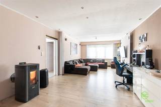 <p><span>In het centrum van Kermt, in een zijstraat van de Diestersteenweg, deze gezinswoning op een ruim perceel van 7a 54ca.</span></p><p><span>Scholen, supermarkt, horeca, … liggen allemaal op wandelafstand. Verschillende sportclubs, een skatepark en atletiekpiste zijn ook in de onmiddellijke nabijheid terug te vinden. </span></p><p><span>De oprit van de E313 is op minder dan 3km gelegen. </span></p><p><span>Het centrum van Hasselt is binnen de 20min met de fiets te bereiken. </span></p><p><span> </span></p><p><span>De woning werd al deels gerenoveerd, maar dient verder opgefrist te worden. </span></p><p><span>Er werd al een nieuwe keuken geplaatst, een zonnepaneleninstallatie en de elektriciteit is conform gekeurd. </span></p><p><span> </span></p><p><span>Betreden doen we de woning via de inkomhal waar de trap naar de eerste verdieping te vinden is alsook de toegang tot de woonkamer en het bureau. De ruime woonkamer beschikt over een pelletkachel en geeft via de eetkamer toegang tot de open keuken. Alle nodige toestellen vinden we hier terug alsook meer dan voldoende opbergruimte. Het kookeiland beschikt over een aangename zitfunctie. Achter de keuken is de wasplaats gelegen met toegang tot de veranda en het toilet. </span></p><p><span>Op de eerste verdieping zijn twee ruime slaapkamers en de badkamer gelegen. Hier is een douche, ligbad, toilet en lavabomeubel voorzien.</span></p><p><span>De voormalige zolder werd ingericht tot een extra grote slaapkamer. </span></p><p><span>Een handige kelder biedt nog extra bergruimte. </span></p><p><span> </span></p><p><span>Buiten is er zuidoost gerichte tuin voorzien van een handige garage. </span></p><p><span> </span></p><p><span>Pluspunten:</span></p><p><span>- topligging</span></p><p><span>- ruime woning</span></p><p><span>- apart bureau/slaapkamer</span></p><p><span> </span></p><p><span>De vermelde bewoonbare oppervlakte is de netto-oppervlakte van de woning met uitzondering van de kelder en bijgebouwen.</span></p>