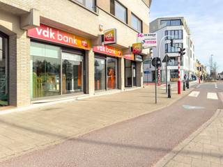 Bent u op zoek naar een ideaal gelegen handelszaak vlak aan het UZ Gent? <br />Dan is dit pand zeker iets voor u! <br /><br />Op een uitstekende locatie vlakbij het UZ Gent bieden wij een handelsruimte aan op het gelijkvloers. Deze commerciële ruimte is momenteel verhuurd aan een bank, maar leent zich perfect voor diverse andere bedrijfsactiviteiten.<br /><br />Hoe ziet de indeling eruit: <br />Via de inkomhal komt u terecht in een ruimte waar momenteel het onthaal is. Via een dubbele door kan u doorgaan naar een open ruimte waar nu klanten kunnen ontvangen worden. Verder zijn hier 2 bureauruimtes, een keuken en apart toilet en nog een extra vergaderruimte. <br /><br />Kenmerken:
<ul>
<li>Toplocatie </li>
<li>Duurzame warmtepomp </li>
<li>Flexibel in te richten </li>
<li>Momenteel verhuurd</li>
</ul>
Interesse om eens langs te komen? Contacteer Elisa 0468 45 65 26 of elisa@ocvastgoed.be<br /><br />EPC: B-label, Bruto Vloeroppervlakte handelspand: 138 m² (volgens het EPC-verslag)<br />Stedenbouwkundige inlichtingen: in aanvraag. <br />Overstromingsgevoelig gebied: in aanvraag.<br />P-score, G-score: in aanvraag. <br />Dit pand is niet onderhevig aan de renovatieverplichting