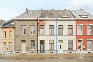 Kleine te renoveren rijwoning, gelegen in de buurt van alle voorzieningen: de A8, winkels, scholen, het station, enz. De woning is als volgt ingedeeld:Begane grond: twee mooie woonruimtes, een oningerichte keuken, een toilet, een doucheruimte, een kleine binnenplaats.Kelder: een praktische en droge kelder.1e verdieping: 2 slaapkamers.2e verdieping: 1 zolder (die kan worden ingericht als extra slaapkamer).Een woning met veel potentieel na renovatie, ideaal als eerste aankoop of als investering.Informatie en bezichtigingen via anne-sophie@immobeguin.be