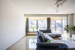 Bent u op zoek naar een interessante investering of jouw eigen stek in centrum Aalst? Ontdek dit ruim appartement, ideaal gelegen op de 3de...