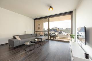 Modern appartement (bouwjaar 2016) met twee slaapkamers en zéér ruim terras op een rustige locatie nabij 't Eilandje! <br /><br />Het appartement gelegen op de vierde en hoogste verdieping bereikbaar met de lift heeft volgende indeling: via de inkomhal met apart toilet en een vestiaire betreedt men de lichtrijke leefruimte en een volledig geïnstalleerde open keuken voorzien toestellen. In het verlengde van de keuken een berging met aansluitingen voor wasmachine en droogkast. <br /><br />Via de leefruimte heeft men toegang tot het ruime zonnige zuid-west gerichte terras (ca. 25m2) met zicht op de rustige binnentuin en de Onze-Lieve-Vrouwekathedraal.<br /><br />Via de hal bereikt men een ruime eerste slaapkamer (14m2) voorzien van inbouwkasten en een tweede slaapkamer (9m2). Beiden slaapkamers geven toegang tot het zonnige terras. De badkamer is voorzien van een moderne inloopdouche en een dubbele lavabo. <br /><br />Ten slotte geniet men nog van een gemeenschappelijke inpandige fietsstalling. <br /><br />Mogelijkheid tot aankoop inpandige autostaanplaats bereikbaar met de lift aan 39.000 Euro.<br /><br />Belangrijkste troeven:<br /><br />- Toplocatie op enkele stappen van het MAS <br />- Zeer energiezuinig (EPC label A)<br />- Ruim terras met uitzicht op het binnenplein<br />- Aparte meters voor alle nutsvoorzieningen<br />- Hoge plafonds (2,89m) over heel het appartement <br /><br />90m2 bewoonbare oppervlakte cfr EPC.<br /><br />Wenst u een bezoek of meer informatie? Dan kan u ons steeds contacteren via info@dvarealestate.be of via 03/297.00.00.