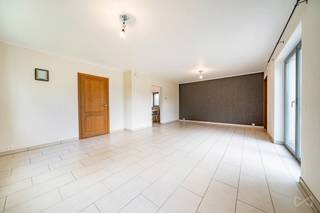 We Invest vous propose cette charmante maison située à Marche-lez-Ecaussinnes, à proximité des axes autoroutiers et des commodités.Le rez-de-chaussée...