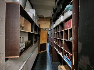 Bent u op zoek naar een uitstekend gelegen pand voor uw handelsactiviteiten? Deze commerciële ruimte bevindt zich in het hart van het historisch stadscentrum en biedt een ideale locatie voor diverse zakelijke doeleinden.<br /><br />Eigenschappen:
<ul>
	<li>Locatie: Centraal gelegen in een drukbezochte en goed bereikbare omgeving.</li>
	<li>Oppervlakte: 56 m², ideaal voor een winkel, kantoor, of andere commerciële activiteiten.</li>
	<li>Veelzijdigheid: Geschikt voor verschillende handelsdoeleinden dankzij de gunstige indeling en toplocatie.</li>
</ul>
<br />Heeft u interesse of wenst u meer informatie? Aarzel niet om contact op te nemen via jeffrey@jurimmo.be of bel naar 03 369 23 36