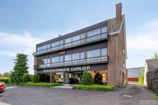 <p>Dit handelspand, gelegen aan de Gentseweg in Desselgem, biedt volop mogelijkheden voor zowel ondernemers als investeerders. Met een royale bewoonbare oppervlakte van 857 m² en een ruime perceeloppervlakte van 1695 m², heeft u hier de ruimte om uw dromen waar te maken. Het pand  beschikt over een doordachte indeling en gaat als volgt:</p>

<h2>Kelder:</h2>

<ul>
	<li>
	<p>Volledig onderkelderd, ideaal voor archiefruimte of stockage</p>
	</li>
</ul>

<h2>Gelijkvloers:</h2>

<ul>
	<li>Grote ontvangstruimte met aparte toiletten</li>
	<li>Verschillende aparte bureauruimtes en landschapsbureaus </li>
	<li>Keuken</li>
	<li>Oppervlakte van 390 m<sup>2</sup></li>
</ul>

<h2>Verdieping 1:</h2>

<ul>
	<li>Verschillende bureaus en vergaderzalen</li>
	<li>Terras</li>
	<li>200 m<sup>2</sup></li>
</ul>

<h2>Verdieping 2: </h2>

<ul>
	<li>Ingericht appartement met 3 slaapkamers, keuken, living, badkamer, technische ruimte, apart toilet</li>
	<li>Terras</li>
	<li>200 m<sup>2</sup></li>
</ul>

<h2>Verdieping 3:</h2>

<ul>
	<li>2 aparte bureauruimtes</li>
	<li>87 m<sup>2</sup></li>
</ul>

<h3>Troeven:</h3>

<ul>
	<li>Veel parkeergelegenheid zowel voor- als achteraan, carports</li>
	<li>Airco voorzien</li>
	<li>Centrale verwarming op gas</li>
	<li>aparte inkomhal voor de kantoren</li>
	<li>Ieder verdiep staat los van elkaar qua toegang. </li>
	<li>Alle verdiepingen zijn vlot bereikbaar via zowel de lift als de trap</li>
</ul>

<h3>Mogelijkheid tot het bijkopen van stuk bouwgrond links van 1375 m<sup>2</sup></h3>
 

<p>Gelegen langs deze verbindingsweg zorgt ervoor dat uw bedrijf zichtbaar en gemakkelijk bereikbaar is. De ruime indeling geeft u de vrijheid om verschillende werkruimtes te creëren, en met talloze mogelijkheden voor inrichting en aanpak kunt u het pand helemaal naar uw hand zetten. Of u nu een frisse start wilt maken of uw bestaande activiteiten wilt uitbreiden, deze ruimte kan zich aanpassen aan uw wensen. <br />Ideaal voor wie wonen en werken wil combineren, of perfect mogelijk tot verhuur van het appartement wegens aparte inkomhal langs zijkant gebouw.<br /><br />Voor meer info of een bezoek ter plaatse, contacteer Martijn:</p>

<ul>
	<li>0470/62.95.68</li>
	<li>martijn@maesconceptimmo.be</li>
</ul>