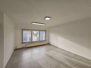 <p><span>Appartement avec 2 chambres à coucher et un garage box fermé dans le centre de Kessel-Lo.</span></p><p><span>IMPORTANT : La propriété sera entièrement repeinte et équipée d'une nouvelle cuisine d'ici la mi-octobre 2025.</span></p><p><span> </span></p><p><span>Cet appartement bénéficie d'un emplacement parfait, ce qui rend tout facilement accessible à la fois à vélo, à pied et en voiture.</span></p><p><span>La propriété est située au 2ème étage d'un petit immeuble d'appartements. Il n'y a pas d'ascenseur et la propriété n'est donc accessible que par un escalier central.</span></p><p><span>Il y a un grand espace de vie lumineux qui communique avec une cuisine qui est en train d'être entièrement rénovée. ( Nouveaux placards et appareils encastrés )</span></p><p><span>Cette cuisine sera installée au cours de la deuxième semaine d'octobre 2025. Les plans sont joints.</span></p><p><span>Il y a 2 chambres spacieuses, dont l'une donne sur une belle terrasse avec un espace de rangement supplémentaire.</span></p><p><span>La terrasse est calme et dispose de beaucoup d'espace.</span></p><p><span>La salle de bains est équipée d'une baignoire avec douche, d'un sèche-serviettes et d'un lavabo.</span></p><p><span>Dans le couloir, il y a des toilettes séparées et un espace pour un vestiaire d'entrée.</span></p><p><span> </span></p><p><span>A l'arrière du bâtiment, il y a un garage spacieux qui peut être fermé à clé.</span></p><p><span>Disponible dès la fin des travaux à partir de la mi-octobre 2025 pour un bail à long terme.</span></p><p><span>A nouveau : l'ensemble de l'immeuble sera peint en blanc et équipé d'une toute nouvelle cuisine avec placards et appareils électroménagers.</span></p><p><span>Avance sur les charges communes : </span></p>