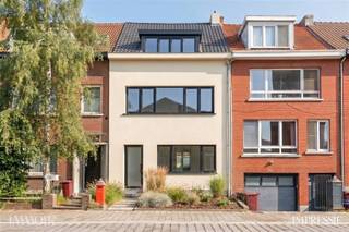 <h2><span>Toplocatie met alle voorzieningen binnen handbereik</span></h2><p><span>Deze ruime woning is centraal gelegen nabij winkels, scholen, openbaar vervoer en belangrijke invalswegen. Dankzij deze gunstige ligging geniet u van een uitstekende bereikbaarheid en bevinden alle dagelijkse voorzieningen zich op korte afstand. Een ideale locatie voor gezinnen, pendelaars en iedereen die comfortabel wil wonen met alles binnen handbereik.</span></p><h2><span>Ruime indeling met verrassend veel mogelijkheden</span></h2><p><span>Bij het betreden van de woning komen we terecht in een ruime inkomhal die toegang biedt tot de verschillende leefruimtes op het gelijkvloers. De lichtrijke woonkamer vormt samen met de aangrenzende eetkamer een aangename plek om te ontspannen en gezellige momenten door te brengen met familie en vrienden. De ingerichte keuken biedt alle basiscomfort en kan naar eigen smaak verder gemoderniseerd worden.</span></p><p><span>Verder beschikt het gelijkvloers over een slaapkamer en een badkamer uitgerust met een ligbad en lavabo. Hierdoor biedt de woning eveneens mogelijkheden voor wie gelijkvloers wil wonen of nood heeft aan extra flexibiliteit in de indeling.</span></p><p><span>Vanuit de woning heeft u toegang tot de gezellige stadstuin, een aangename buitenruimte waar u in alle rust kunt genieten van een zonnige dag, een gezellige barbecue of een moment van ontspanning.</span></p><p><span>Via de traphal bereiken we de eerste verdieping. Hier bevinden zich een tweede leefruimte, een keuken en een badkamer. Deze verdieping biedt interessante mogelijkheden voor grotere gezinnen, kangoeroewonen, een zelfstandige activiteit of een combinatie van wonen en werken.</span></p><p><span>Op de bovenste verdieping treffen we de overige slaapkamers aan. Dankzij de royale ruimte biedt deze woning voldoende plaats voor een groot gezin of voor wie extra kamers wenst in te richten als bureau, hobbyruimte of dressing.</span></p><h2><span>Een woning boordevol potentieel</span></h2><p><span>Deze eigendom beschikt over een solide basis en een bijzonder ruime indeling. Mits de nodige renovatie- en moderniseringswerken kan deze woning worden omgevormd tot een hedendaagse en comfortabele thuis die volledig aansluit bij uw eigen woonwensen.</span></p><p><span>Bent u op zoek naar een woning met veel ruimte, diverse indelingsmogelijkheden en een centrale ligging? Dan is dit pand zonder twijfel een bezoek waard. Ontdek zelf de mogelijkheden tijdens een plaatsbezoek en laat u verrassen door het potentieel dat deze woning te bieden heeft.</span></p>