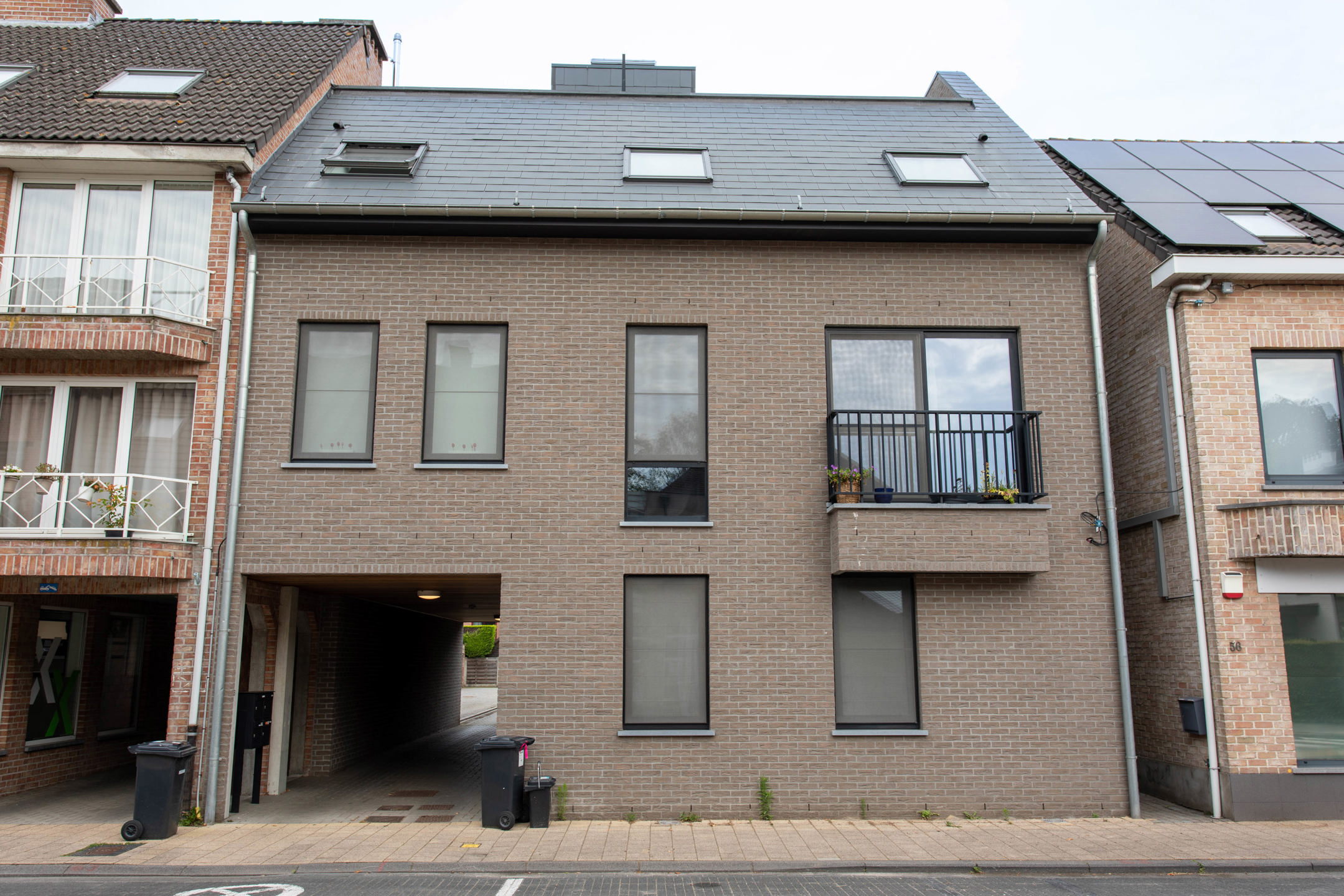 Recent duplex-appartement zonder lift met 1 slaapkamer, 2 terrassen, autostaanplaats en fietsenberging te huur in Essen-centrum!