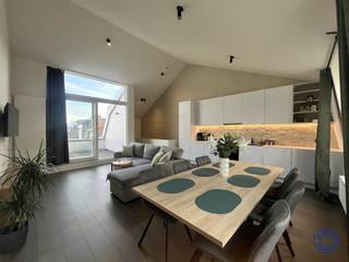 <p><span>Informatie duplex</span></p><p><span>Instapklaar en stijlvol duplexappartement ca. 107m² gelegen in de levendige Nationalestraat in Antwerpen, op de as tussen het historische centrum en het trendy Zuid. Het appartement bevindt zich op de derde en vierde verdieping van een kleinschalig, goed onderhouden gebouw. De indeling omvat twee ruime slaapkamers (ca. 17m² en 12,5m²), praktische bergruimte, een apart toilet en een ruime badkamer met inloopdouche en dubbele lavabo. Op de mansardeverdieping bevindt zich een lichtrijke leef- en eetruimte met hoge plafonds en een volledig ingerichte open keuken. Aansluitend een terras ca. 12m² met O-oriëntatie, waar u kunt genieten van de ochtendzon en uitzicht over Antwerpen. Het appartement beschikt over individuele nutsmeters en een gunstig EPC-label B. In de directe omgeving vindt u een ruim aanbod aan winkels, gezellige horecazaken en openbaar vervoer, met de tram- en bushalte Sint-Andries op wandelafstand.</span></p><p><span> </span></p><p><span>Indeling </span></p><p><span>Verdieping 3</span></p><ul><li><span>Een ruime slaapkamer/polyvalente ruimte ca. 17m².</span></li><li><span>Apart toilet met handenwasser op de gang </span></li><li><span>Een badkamer met een inloopdouche en dubbele lavabo. </span></li><li><span>Achteraan een 2e ruime slaapkamer ca. 12,5m². </span></li><li><span>2 handige bergruimtes (ca. 5m² in totaal) , waarvan 1 met aansluiting voor wasmachine -en droogkast.</span></li></ul><p><span>Verdieping 4</span></p><ul><li><span>Mansardeverdiep met hoge plafonds (4,2m op het hoogste punt). </span></li><li><span>Leef -en eetruimte met aansluitend terras ca. 12m² met O-oriëntatie (ochtendzon) en zicht over Antwerpen.</span></li><li><span>Volledig ingerichte, open keuken met kookplaat, dampkap, ijskast, vriezer en oven.</span></li></ul><p><span> </span></p><p><span>Extra's</span></p><ul><li><span>Gemeenschappelijke delen in verzorgde algemene staat. </span></li><li><span>Houten buitenschrijnwerk voorzien van dubbel HR-glas. </span></li></ul><ul><li><span>Aandeel basisakte t.l.v. de koper: ca. 850 EUR.</span></li></ul><p><span> </span></p><p><span>Algemene informatie</span></p><ul><li><span>Algemene kosten: nog niet vastgesteld (geschat op ca. 50 EUR/maand).</span></li><li><span>Nutsvoorzieningen: aparte meters voor water, elektriciteit en aardgas.</span></li><li><span>Verwarming: centrale verwarming op aardgas.</span></li></ul><p><span> </span></p><ul><li><span>Elektrische keuring: conform</span></li><li><span>EPC: label B</span></li><li><span>Asbestattest: asbestveilig</span></li></ul><p><span> </span></p><p><span>Gebruik</span></p><ul><li><span>Het appartement is op heden verhuurd.</span></li></ul><p><span> </span></p><p><span>Gebouw</span></p><ul><li><span>Het kwalitatief en goed onderhouden appartementsgebouw bestaat uit een kelder, gelijkvloers en 4 verdiepingen met 3 appartementen.</span></li></ul><ul><li><span>Dak in goede staat! </span></li></ul><ul><li><span>Geen lift aanwezig.</span></li><li><span>Videofoon aanwezig.</span></li></ul><p><span> </span></p><p><span>Omgeving – stedenbouw</span></p><ul><li><span>Het gebouw is niet gelegen in een zone belast met een recht van voorkoop. </span></li><li><span>Het gebouw is niet gelegen in een overstromingsgevoelig gebied of watergevoelig openruimtegebied. </span></li><li><span>Het gebouw is opgenomen in de Inventaris Bouwkundig Erfgoed. </span></li><li><span>Volgens het Gewestplan ligt het gebouw in een woongebied. </span></li></ul><p><span> </span></p><p><span>Ligging </span></p><ul><li><span>Centrale ligging in het centrum van Antwerpen, op de as tussen het Historisch Centrum en de wijk ’t Zuid. </span></li><li><span>Gelegen op wandelafstand van scholen, handelszaken en openbaar vervoer. </span></li><li><span>Vlotte bereikbaarheid naar de Ring van Antwerpen.</span></li></ul><p><span> </span></p><p><span>De informatie in deze prospect is ten informatieve titel: De kandidaat-koper moet zijn eigen zaak maken van het verkrijgen, controleren en interpreteren van deze informatie.</span></p><p><span> </span></p>