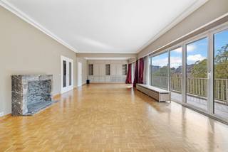 UCCLE, sur la prestigieuse avenue Winston Churchill, au 4e étage d’un immeuble de standing, découvrez ce magnifique appartement traversant de ±238 m² selon PEB, offrant des volumes particulièrement généreux et une belle luminosité.<br />Cette configuration traversante permet de distinguer naturellement les espaces de vie de la partie nuit.<br />L’appartement se présente dans un bon état général et offre une excellente base, tout en laissant à ses futurs propriétaires la possibilité de le remettre au goût du jour et de le personnaliser selon leurs envies. PEB D+<br /><br /><span>4e étage</span> : <br />
<ul>
<li>Hall d’entrée</li>
<li>Vestiaire avec WC</li>
<li>Living ± 55m² sur parquet</li>
<li>Salle à manger ± 30m² sur parquet</li>
<li>Terrasse ± 25m² orientée plein SUD</li>
<li>Cuisine équipée</li>
<li>Buanderie</li>
<li>Hall de nuit</li>
<li>Chambre 1 ± 11m²</li>
<li>Chambre 2 ± 13m² avec placards</li>
<li>Chambre 3 ± 13m² avec placards</li>
<li>Chambre 4 ± 16m² avec placards</li>
<li>Salle de douche + WC</li>
<li>Salle de bains + WC</li>
<li>Terrasse arrière 14m²</li>
</ul>
<p>Cave<br />Garage Box (+ 55.000 €) OBLIGATOIRE</p>