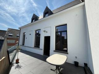Wie houdt van charme en authenticiteit is hier aan het juiste adres. <br />Dit volledig nieuw ingerichte en tot in de puntjes gerenoveerde appartement is er één om 'u' tegen te zeggen. Het appartement in het volle centrum van de stad op een boogscheut van winkels, openbaar vervoer, het stadspark... biedt écht alle comfort voor aangenaam en karaktervol wonen. Het appartement is een enige woonst in het renovatieproject boven het 'Kreatos' kapsalon. (hoek Ieperstraat-Sint-Michielstraat)<br /><br />Op het gelijkvloers bevinden zich een garage, een doorgang naar de traphal en de kelder.<br /><br />Via de trap bereik je de verdieping met een inkomhal, een gastentoilet en een charmante, lichtrijke leefruimte met een volledig ingerichte open keuken. De keuken is uitgerust met kasten, een spoelbak, dampkap, keramische kookplaat en oven. Aansluiting voor een vaatwasser is voorzien.<br /><br />Aansluitend bevindt zich een sas met praktische wasplaats en ingemaakte kasten. Verder heeft dit appartement een ruime slaapkamer met ingemaakte kastwand en een comfortabele badkamer met inloopdouche, hangtoilet en lavabomeubel.<br /><br />Vanuit het sas is er toegang tot het aangename terras met heerlijk open zicht.<br /><br />Extra's zijn hier zeker ook:<br /><br />- geen syndicuskosten<br />- verlichting aanwezig<br />- gordijnrails aanwezig<br />- volledig nieuwe inrichting<br /><br />Benieuwd en wil je huurder worden van deze uniek plek? Plan een bezoek in via ark@arkvastgoed.be