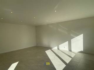 Dit centraal gelegen appartement in Schilde combineert ruimte, licht en een praktische indeling. Gelegen op de eerste verdieping en...