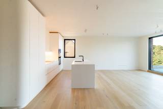 Dit ruime appartement op de eerste verdieping is gelegen in project 'Hof Ter Eiken', daterend van dit jaar. De grondige, kwalitatieve en...
