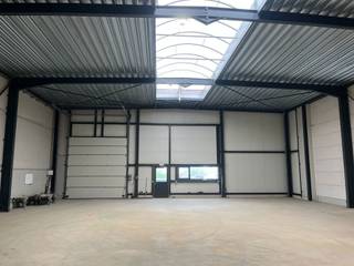 Gelegen in een vlot bereikbare KMO-zone langs de Trawoollaan in Machelen, bieden wij deze praktische opslag- of werkruimte van 359 m² te koop aan. De unit beschikt over een sectionale poort, vrije hoogte van ca. 6 meter en twee privatieve parkeerplaatsen voor de deur.
Deze casco magazijnruimte is uitermate geschikt voor opslag of lichte productie en biedt de koper de mogelijkheid om de inrichting volledig naar eigen noden te organiseren.
Troeven:
-359 m² bruikbare oppervlakte
-Vrije hoogte: ca. 6 meter
-Sectionale poort
-2 privatieve parkeerplaatsen
-Goed gelegen nabij belangrijke invalswegen en de Brusselse Ring
Op zoek naar een praktische KMO-unit op toplocatie?
Contacteer ons vandaag nog voor meer informatie of een bezoek. +32.2.462.32.00