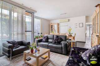 Op de eerste verdieping van het prestigieuze woonproject De Eenhoorn, in het rustige binnengebied, vinden we dit instapklare appartement met...