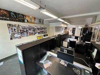 Uniek gelegen in het levendige centrum van Wevelgem, biedt dit veelzijdige pand een geweldige kans.De royale binnenruimte is momenteel ingericht...