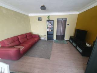 LICHTRIJK TOPAPPARTEMENT (81M2) MET ZUIDWESTGERICHT TERRAS<br /><br />LICHTRIJK TOPAPPARTEMENT (81M2) MET ZUIDWESTGERICHT TERRAS<br />Vraagprijs: 198.000 euro<br /><br />Ben je op zoek naar een instapklaar, gezellig appartement op een absolute toplocatie in Deurne? Dit charmante appartement op de bovenste verdieping (3e verdieping, geen lift) combineert privacy, een uitstekende bereikbaarheid en minimale maandelijkse lasten.<br /><br />TROEVEN IN DE KIJKER:<br />Uitzonderlijk lage vaste kosten: Slechts 37 euro per maand (enkel de blokpolis)! Geen dure syndicuskosten of liftkosten.<br /><br />Individuele meters: Alle nutsvoorzieningen (water, gas en elektriciteit) hebben aparte meters. Je betaalt dus puur wat je zelf verbruikt.<br /><br />Toplocatie (Mobiscore 8,9/10): Alles op wandel- en fietsafstand (openbaar vervoer, winkels, parken en scholen). Snelle verbinding naar Antwerpen-centrum en Wijnegem shoppingcenter.<br /><br />Zuid / ZuidWest gericht terras (4,3m2): Heerlijk genieten van de zon rechtstreeks toegankelijk vanuit de slaapkamer.<br /><br />Geen bovenburen: Gelegen op de bovenste verdieping,<br /><br />Gunstig EPC-label D: Geen renovatieverplichting! Je kunt hier meteen intrekken en opfrissen op je eigen tempo.<br /><br />Extra bergruimte: Inclusief een handige berging in de hal én een ruime, privatieve kelderberging. (circa 2,5x3 : 7,5m²)<br /><br />INDELING:<br />Inkomhal met een praktische ingebouwde berging. Lichte en gezellige leefruimte met extra brede vensterbank en aansluitend de keuken met klein terras. Verder beschikt het appartement over een badkamer met douche/ligbad en 2 volwaardige slaapkamers,(circa 390x350 en 390x290) waarvan de hoofdslaapkamer rechtstreeks toegang biedt tot het zonnige, zuidgerichte terras.<br /><br />Alle verplichte keuringen en documenten zijn aanwezig en volledig geldig! (Epc, asbest attest, elektrische keuring)<br /><br />Het appartement wordt momenteel nog bewoond door de eigenaar, (niet verhuurd) maar komt volledig vrij en leeg te staan tegen de datum van de notariële akte.<br /><br />Mis deze kans niet en plan snel je bezoek!<br />0456/089104<br /><br />