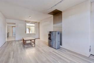 <p><span>Rustig gelegen woning met tuin, garage en prachtig vergezicht in Welden</span></p><p><span>Ontdek deze charmante woning, rustig gelegen in de landelijke deelgemeente Welden. Hier geniet je dagelijks van een prachtig vergezicht over de omliggende landerijen.</span></p><p><span>Bij het binnenkomen word je verwelkomd in een ruime en lichtrijke leefruimte met gezellige eetplaats. Aansluitend bevindt zich de keuken, met daarnaast een ruime badkamer uitgerust met een douche, ligbad en toilet.</span></p><p><span>Op de eerste verdieping bevinden zich twee volwaardige slaapkamers. Via een vaste trap bereik je de zolder, die tal van mogelijkheden biedt voor extra bergruimte of de inrichting van bijkomende kamers.</span></p><p><span>Daarnaast beschikt de woning over een praktische kelder.</span></p><p><span>Buiten geniet je van een ruime tuin met gazon en aanhorigheden, waar je in alle rust kunt ontspannen en optimaal kunt genieten van de groene omgeving. Achteraan het perceel bevindt zich een garage met elektrische poort, bereikbaar via een openbare landweg, wat zorgt voor een vlotte en praktische toegang.</span></p><p><span>Deze woning vraagt om een renovatie, maar vormt daardoor de ideale kans voor wie een woning volledig naar eigen smaak en wensen wil inrichten. Dankzij de rustige ligging, het mooie open uitzicht en het aanwezige potentieel biedt deze eigendom tal van mogelijkheden om er een warme en eigentijdse thuis van te maken.</span></p><p><span>Maak je afspraak via jurgen@immodhondt.be</span></p>