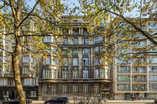 <p><span>ANVERS - Belgiëlei: Magnifique appartement d'environ 230 m² comprenant 4 chambres, 2 salles de bains + P. Score PEB : C.</span></p><p><span> </span></p><p><span>DESCRIPTION :</span></p><p><span> </span></p><p><span>L'appartement est situé dans un immeuble de style Art déco et Beaux-Arts, conçu par l'architecte François Dens en 1928.</span></p><p><span>Un bel ascenseur à cage d'origine et un escalier ouvert vous mènent au 3e étage où se trouve l'appartement.</span></p><p><span> </span></p><p><span>Hall d'entrée.</span></p><p><span>À l'avant, on trouve le salon avec une baie vitrée accueillante.</span></p><p><span>Vient ensuite la salle à manger, suivie d'une troisième pièce (bureau, salle de jeux, salle de télévision) donnant sur l'agréable terrasse.</span></p><p><span>Cuisine spacieuse avec placards.</span></p><p><span>Le couloir donne accès à 4 chambres, dont 2 avec salle de bains attenante.</span></p><p><span> </span></p><p><span>Une cave privative n° 6 est inclus.</span></p><p><span> </span></p><p><span>Place de parking n° 10 à 25 000 €.</span></p><p><span> </span></p><p><span>Avec quelques travaux de rafraîchissement, cette propriété peut devenir un véritable petit bijou.</span></p><p><span> </span></p><p><span>PARTICULARITÉS :</span></p><p><span> </span></p><p><span>* Immeuble de caractère</span></p><p><span>* Emplacement idéal à proximité de la Gare centrale</span></p><p><span>* Climatisation</span></p><p><span>* Inscrit à l'inventaire du patrimoine immobilier.</span></p><p><span>* Surface habitable d'environ 230 m² (selon le PEB)</span></p><p><span> </span></p>