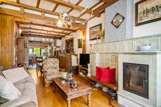Op een toplocatie nabij het centrum Mechelen bevindt zich deze charmante woning met 4 slaapkamers dewelke energetisch al grondig gerenoveerd is. Het bruisende centrum van Mechelen met zijn cultuuraanbod, stadsbioscoop, horeca en scholen liggen op wandelafstand. Tevens geniet u van een uitstekende bereikbaarheid vlakbij belangrijke invalswegen zoals de E19 en R6 wat de ligging extra aantrekkelijk maakt. <br /><br />We betreden de woning via de inkomhal. De gezellige leefruimte kunt u inrichten met een eetplaats en aparte zithoek. De open keuken sluit naadloos aan op de leefruimte en is voorzien van hedendaags comfort en een gezellig eiland met ontbijthoek. Aansluitend bevindt zich nog een tweede eetplaats met zithoek met een mooie verbinding naar de tuin. Verder beschikt u nog over een apart toilet. In de de goed georiënteerde tuin kunt u steeds genieten van het mooie weer in alle rust en privacy met een mooi groen zicht. <br /><br />Via de nachthal op de eerste verdieping bereiken we 2 ruime slaapkamers waarvan 1 met een mooi terras dat uitgeeft op groen en de badkamer die uitgerust is met een douche, lavabomeubel en toilet. Op de tweede verdieping bevinden zich nog 2 slaapkamers waar u via een trapluik de zolder kan bereiken. Ideaal als extra bergruimte. Daarnaast beschikt u nog over een zeer grote kelder! De goed geïsoleerde woning is ten slotte nog voorzien van zonnepanelen en een thuisbatterij.<br /><br />Dit is een uitstekende opportuniteit als u op zoek bent naar een charmante woning met 4 slaapkamers op een uitstekende locatie in Mechelen. Contacteer ons op 0480 66 14 77 voor meer informatie of neem een kijkje op www.boonstravastgoed.be. <br /><br />Bijzonderheden:<br />- TOP locatie<br />- 4 slaapkamers<br />- Energiezuinig (Label B)