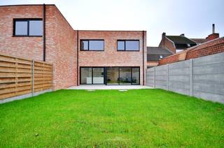 Cette maison neuve est située à proximité du centre d'Avelgem, avec de nombreux commerces locaux, écoles et transports en commun. À quelques pas de l'Escaut, c'est en somme une combinaison idéale entre calme et confort !<br /><br />Cinq maisons mitoyennes vous sont proposées à cet emplacement, que vous pouvez acheter soit en état brut, soit entièrement finies. <br /><br />La disposition est la suivante : hall d'entrée, toilettes pour invités, bureau, salon et salle à manger avec cuisine ouverte, débarras/buanderie et garage intérieur. L'étage supérieur comprend un palier, une salle de bains et 4 chambres. De plus, cette maison bénéficie d'un jardin entièrement clôturé.<br /><br />Plus d'informations ? Contactez Kyamo De Smet : 0479 06 13 71