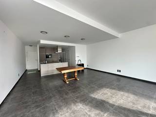 <p><span>Prachtig gelijkvloers appartement, recent volledig gerenoveerd en instapklaar. </span></p><p><span>Dit lichtrijke appartement beschikt over één ruime slaapkamer met ingebouwde kasten. </span></p><p><span>De zeer grote woonkamer van maar liefst 55 m² met open, volledig ingerichte keuken vormt het hart van de woning en biedt een aangenaam gevoel van ruimte en comfort. </span></p><p><span>Dankzij het uitzonderlijk hoge schuifraam over de volledige breedte geniet u van een prachtig zicht op het westgericht terras en de tuin, waar u in alle rust van de namiddag- en avondzon kunt genieten. </span></p><p><span>De moderne badkamer is uitgerust met een douche, lavabo en stijlvol badkamermeubel. </span></p><p><span>Er is een aparte berging met aansluiting voor wasmachine en droogkast.</span></p><p><span>Dit appartement combineert hedendaags wooncomfort met een uitstekende indeling en is onmiddellijk beschikbaar.</span></p><p><span>Contacteer ons snel voor een bezichtiging op het nummer 015 200 999 of info@vastgoedplus.be.</span></p>
